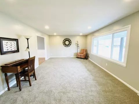 Living - 417 N Lone Pine Ave, Springfield, MO 65802 photo 3 of 4