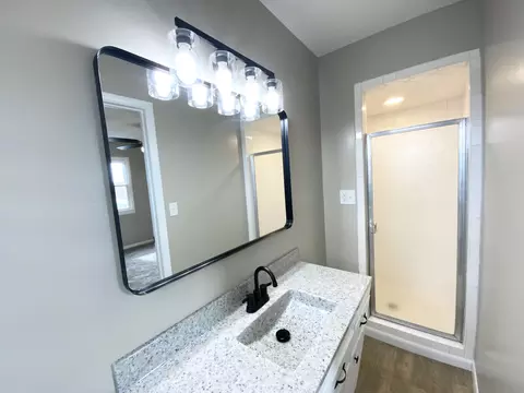 Bath - 417 N Lone Pine Ave, Springfield, MO 65802 photo 3 of 6