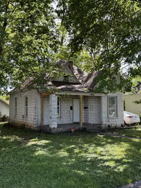 946 W Poplar St, Springfield, MO 65802