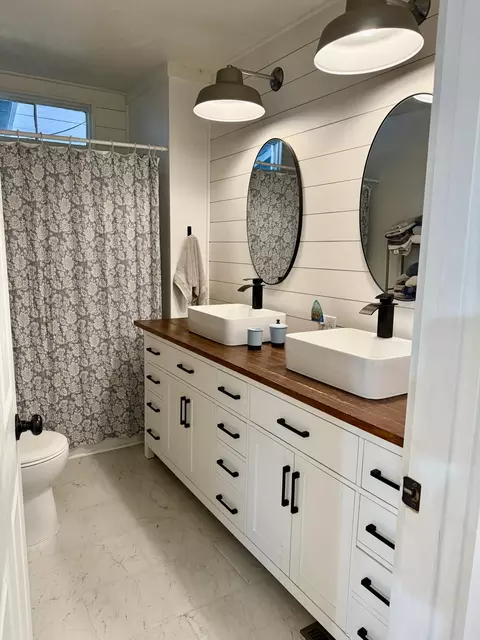Bath - 305 E Webster Ave, Ava, MO 65608 photo 1 of 1