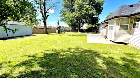 Exterior - 603 Lakeview Dr, Aurora, MO 65605 photo 5 of 8