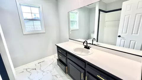 Bath - 603 Lakeview Dr, Aurora, MO 65605 photo 3 of 3