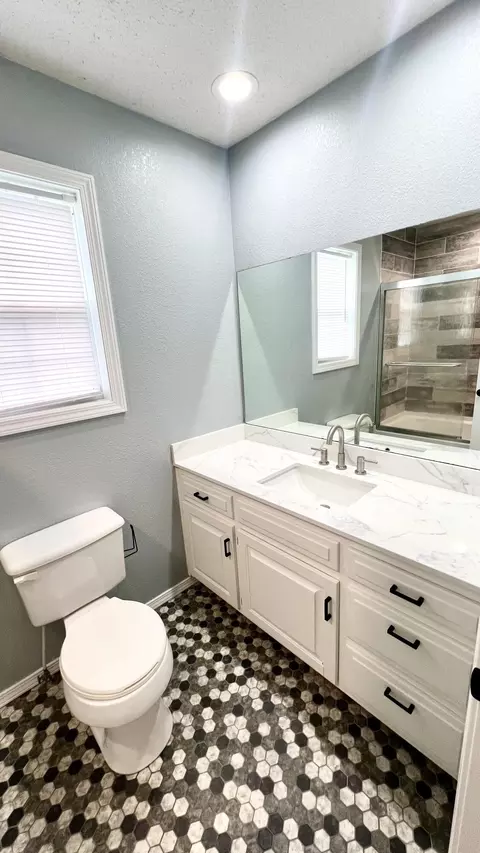 Bath - 603 Lakeview Dr, Aurora, MO 65605 photo 1 of 3