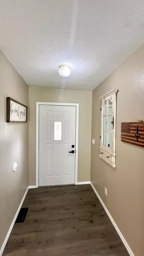 Entry Way - 603 Lakeview Dr, Aurora, MO 65605 photo 1 of 1