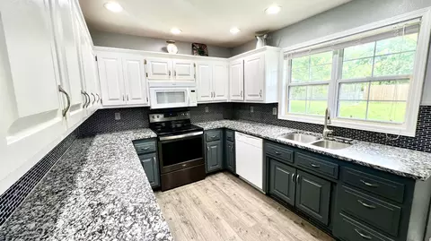 Kitchen - 603 Lakeview Dr, Aurora, MO 65605 photo 2 of 2
