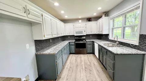 Kitchen - 603 Lakeview Dr, Aurora, MO 65605 photo 1 of 2