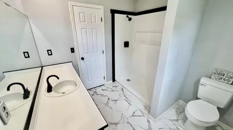 Bath - 603 Lakeview Dr, Aurora, MO 65605 photo 2 of 3