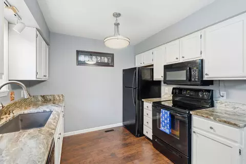 Kitchen - 129 Lancashire Dr, Branson, MO 65616 photo 2 of 4