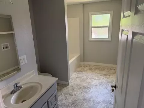 Bath - 1311 N Mansfield Rd, Ava, MO 65608 photo 1 of 3