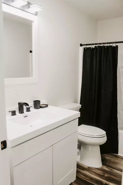 Bath - 502 Bunch Ave, Ava, MO 65608 photo 2 of 3