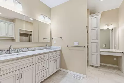 Bath - 1750 W Bennett St UNIT 4A, Springfield, MO 65807 photo 1 of 3