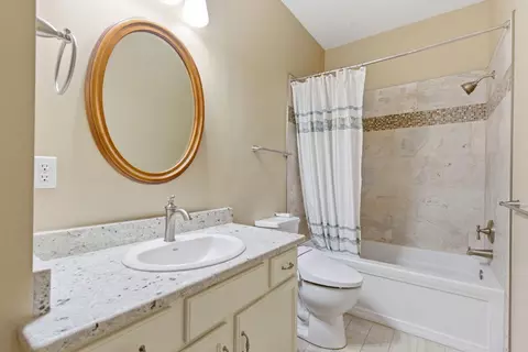 Bath - 1750 W Bennett St UNIT 4A, Springfield, MO 65807 photo 3 of 3