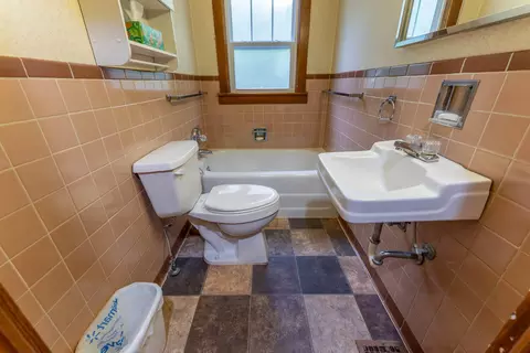 Bath - 838 Chestnut St, Thayer, MO 65791 photo 3 of 3