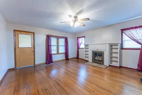 Living - 838 Chestnut St, Thayer, MO 65791 photo 2 of 4