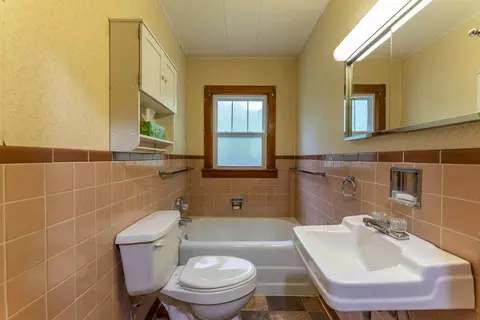 Bath - 838 Chestnut St, Thayer, MO 65791 photo 2 of 3