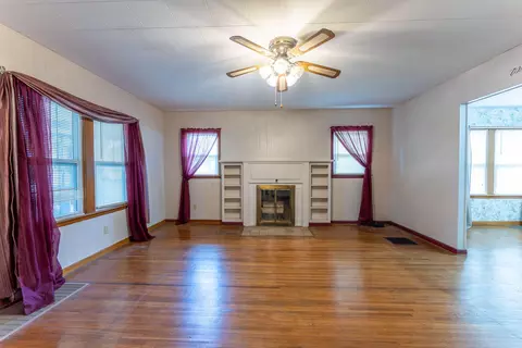 Living - 838 Chestnut St, Thayer, MO 65791 photo 1 of 4