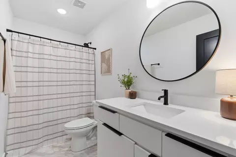 Bath - 1365 W Gaslight Dr, Springfield, MO 65810 photo 2 of 4