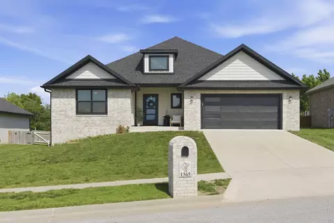 Exterior - 1365 W Gaslight Dr, Springfield, MO 65810 photo 11 of 17