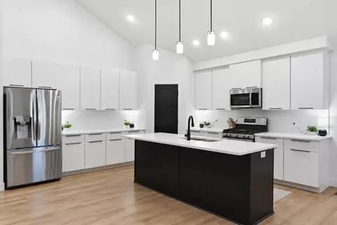 Kitchen - 1365 W Gaslight Dr, Springfield, MO 65810 photo 2 of 3