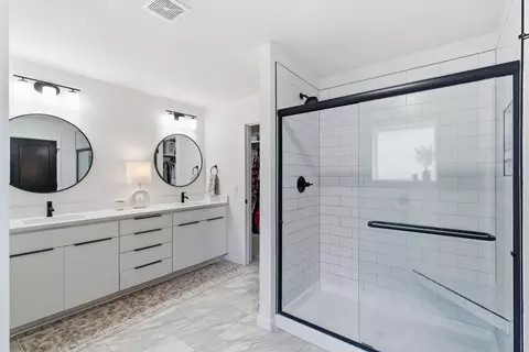 Bath - 1365 W Gaslight Dr, Springfield, MO 65810 photo 1 of 4