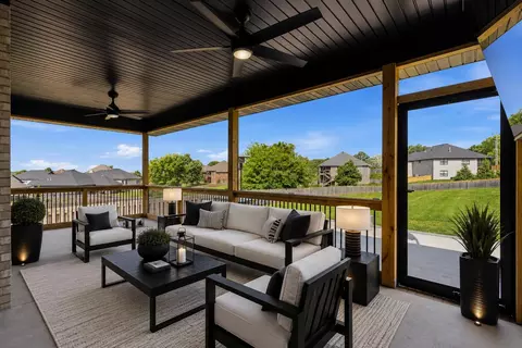Exterior - 1365 W Gaslight Dr, Springfield, MO 65810 photo 5 of 17