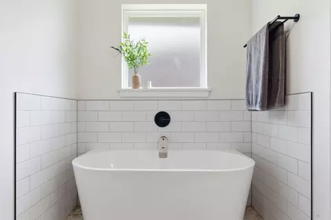 Bath - 1365 W Gaslight Dr, Springfield, MO 65810 photo 4 of 4