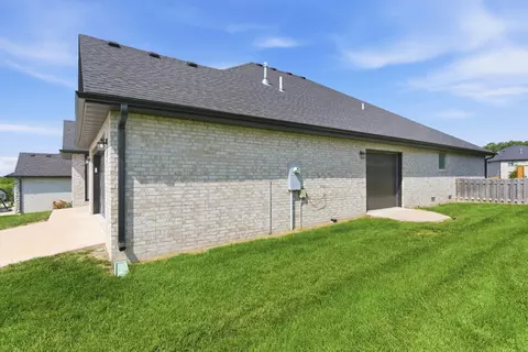 Exterior - 1365 W Gaslight Dr, Springfield, MO 65810 photo 6 of 17