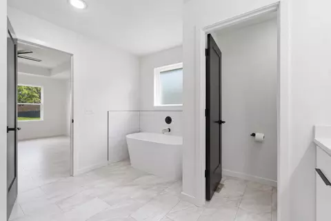 Bath - 1365 W Gaslight Dr, Springfield, MO 65810 photo 3 of 4
