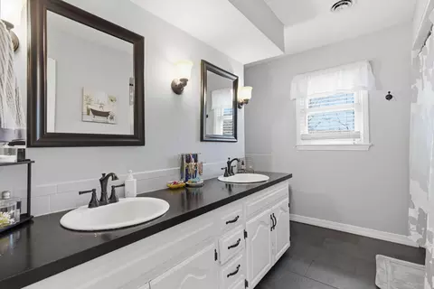 Bath - 719 E Westchester Ct, Springfield, MO 65810 photo 4 of 4
