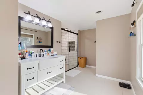 Bath - 719 E Westchester Ct, Springfield, MO 65810 photo 1 of 4