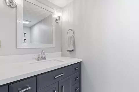 Bath - 719 E Westchester Ct, Springfield, MO 65810 photo 3 of 4
