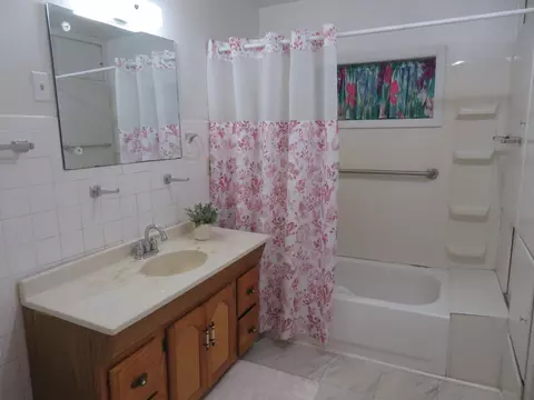 Bath - 2421 E Delana St, Springfield, MO 65804 photo 1 of 1