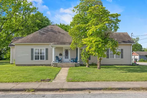 303 E Sloan St, Mount Vernon, MO 65712