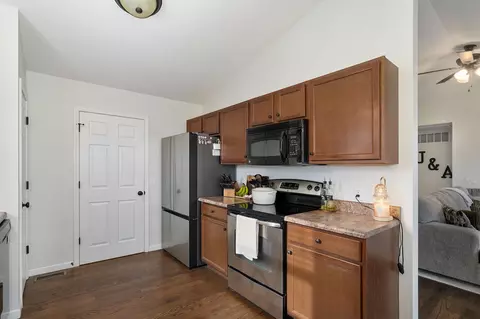Entry Way - 2182 W Drake St, Springfield, MO 65810 photo 5 of 6