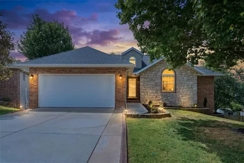 2122 W Melbourne Ct, Springfield, MO 65810