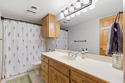 Bath - 3407 S Valley View Ave, Springfield, MO 65804 photo 3 of 3