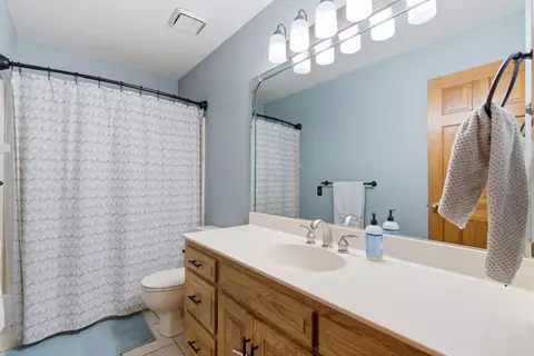 Bath - 3407 S Valley View Ave, Springfield, MO 65804 photo 2 of 3