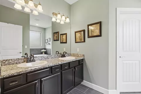 Bath - 479 Southview Dr, Branson, MO 65616 photo 1 of 3