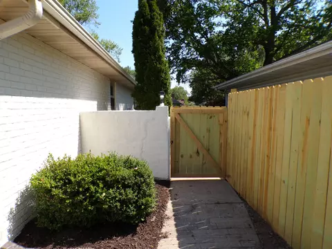 Exterior - 2735 W Westview St, Springfield, MO 65807 photo 5 of 11