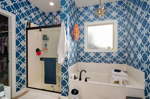 Bath - 1653 N Oakfair Pl, Springfield, MO 65802 photo 2 of 4