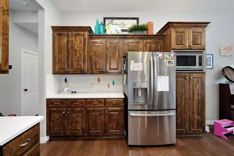 Kitchen - 1653 N Oakfair Pl, Springfield, MO 65802 photo 3 of 4