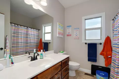 Bath - 1653 N Oakfair Pl, Springfield, MO 65802 photo 3 of 4