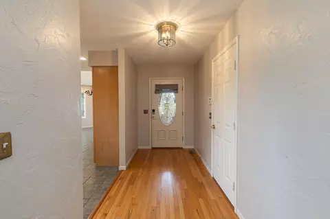 Entry Way - 654656 Pine Ridge St, Marshfield, MO 65706 photo 2 of 8