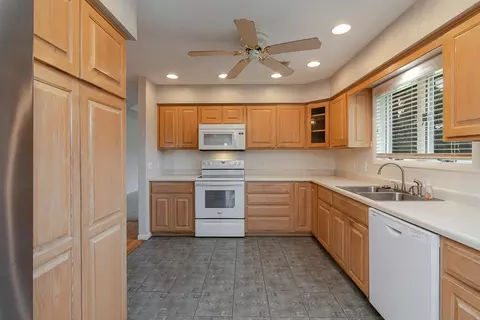 Kitchen - 654656 Pine Ridge St, Marshfield, MO 65706 photo 1 of 4