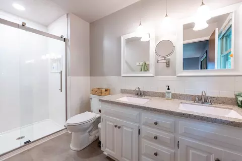 Bath - 3032 E Covington St, Springfield, MO 65804 photo 1 of 6