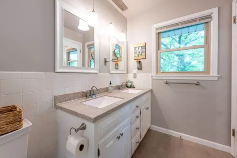 Bath - 3032 E Covington St, Springfield, MO 65804 photo 3 of 6