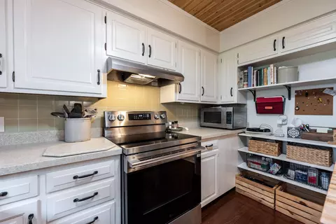 Kitchen - 3032 E Covington St, Springfield, MO 65804 photo 2 of 4