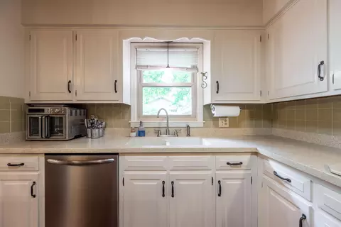 Kitchen - 3032 E Covington St, Springfield, MO 65804 photo 3 of 4