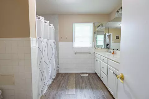 Bath - 2161 E Latoka St, Springfield, MO 65804 photo 5 of 5