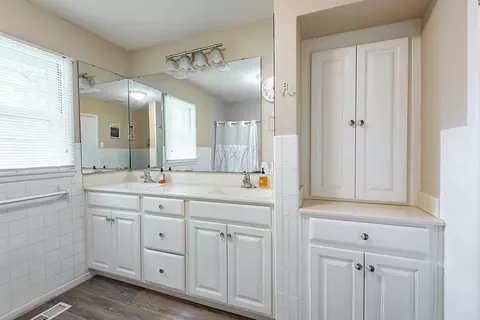 Bath - 2161 E Latoka St, Springfield, MO 65804 photo 3 of 5